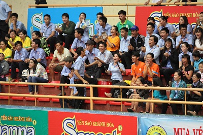 Các cổ động viên cổ vũ nhiệt tình cho các trận thi đấu bóng đá tại hội thao.